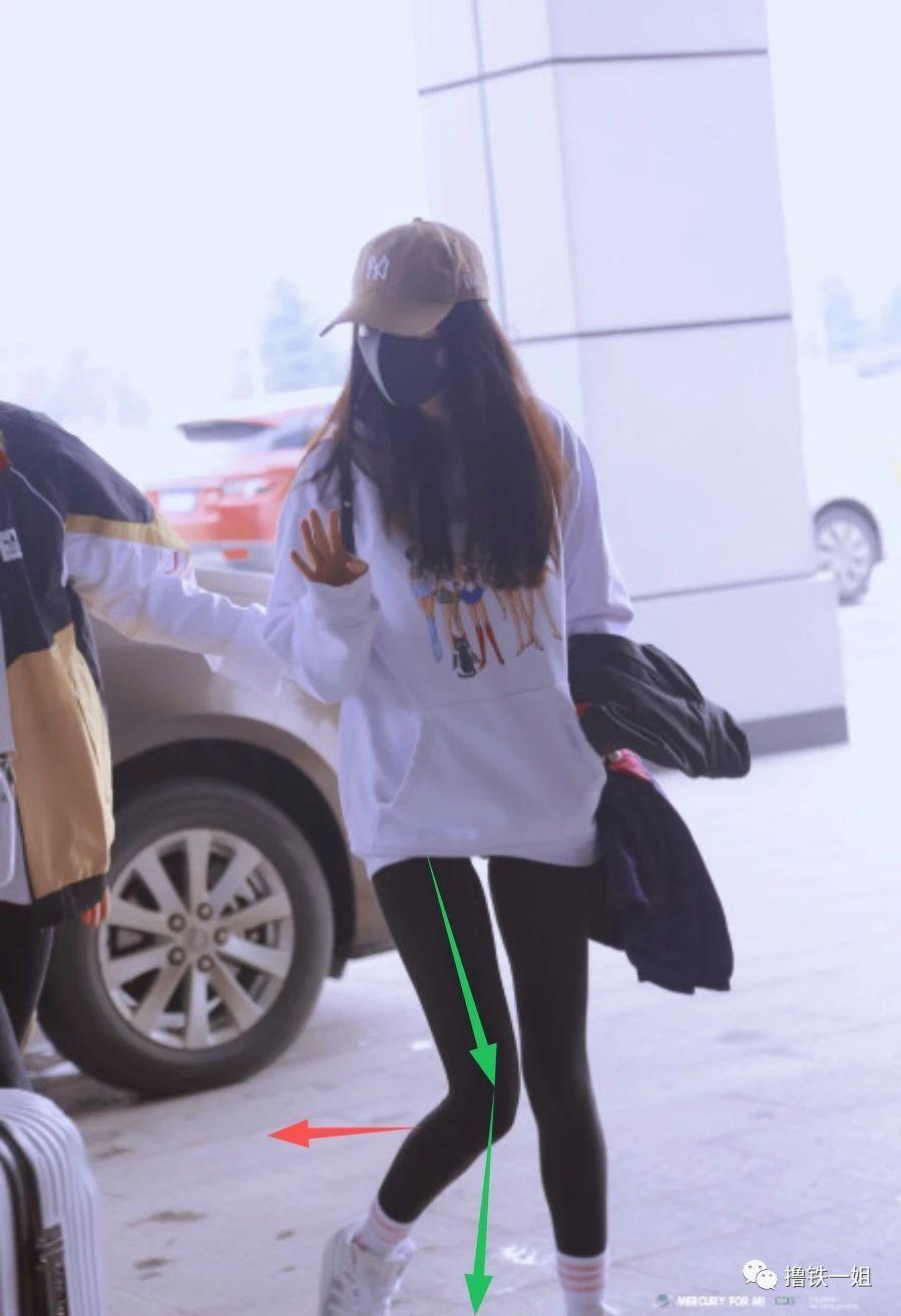 李宇春粉嫩纱裙又美又仙！但却意外暴露真实腿型，太惨烈了