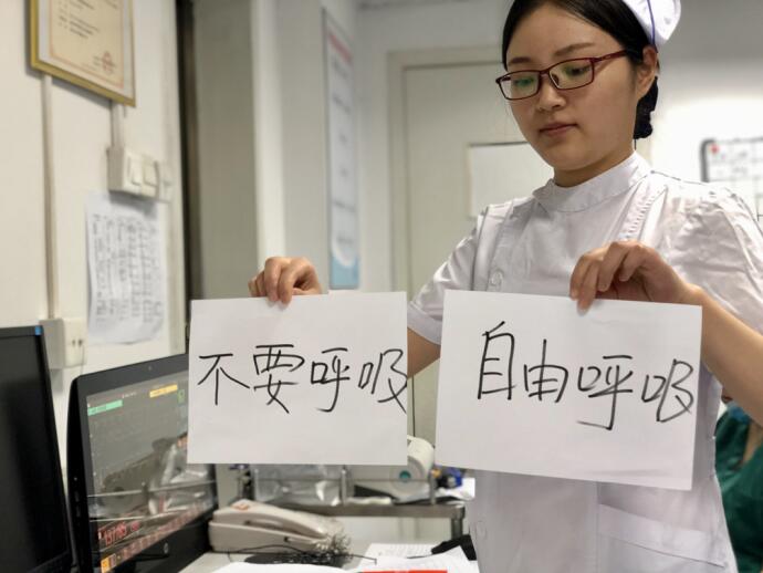 成都供卵试管机构（武汉一医院医护人员手写“对话”纸条，助聋哑小伙康复出院）