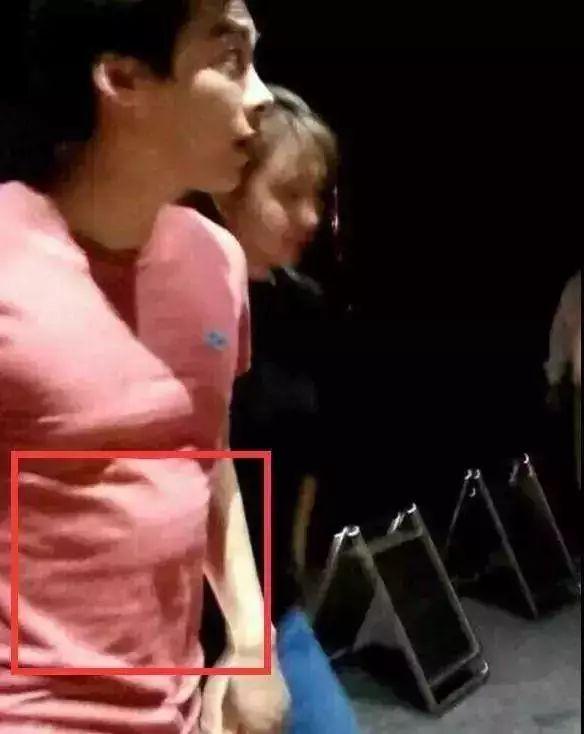 黄磊身材实在辣眼睛，谁给的勇气让中年男星把油腻肚腩当资本?