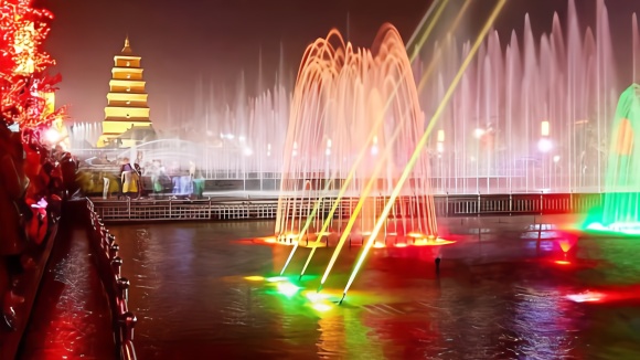西安的大雁塔,夜景简直美爆了,这里还有亚洲最大的音乐喷泉