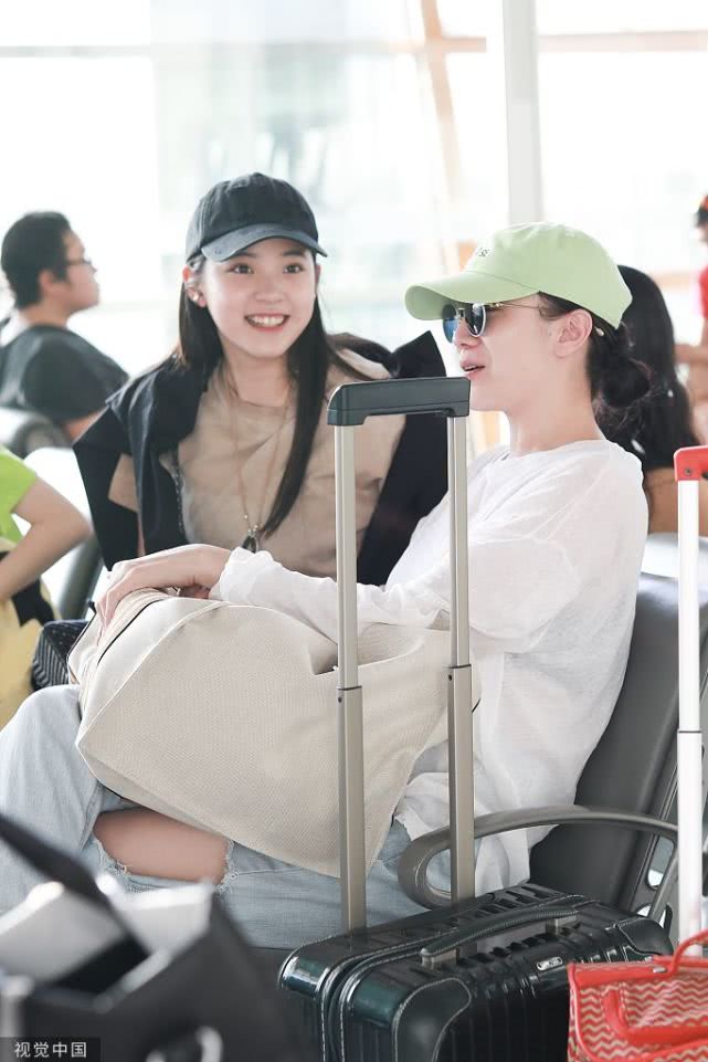 追星女孩上线！欧阳娜娜机场巧遇宋佳 开心上前拥抱两眼发光