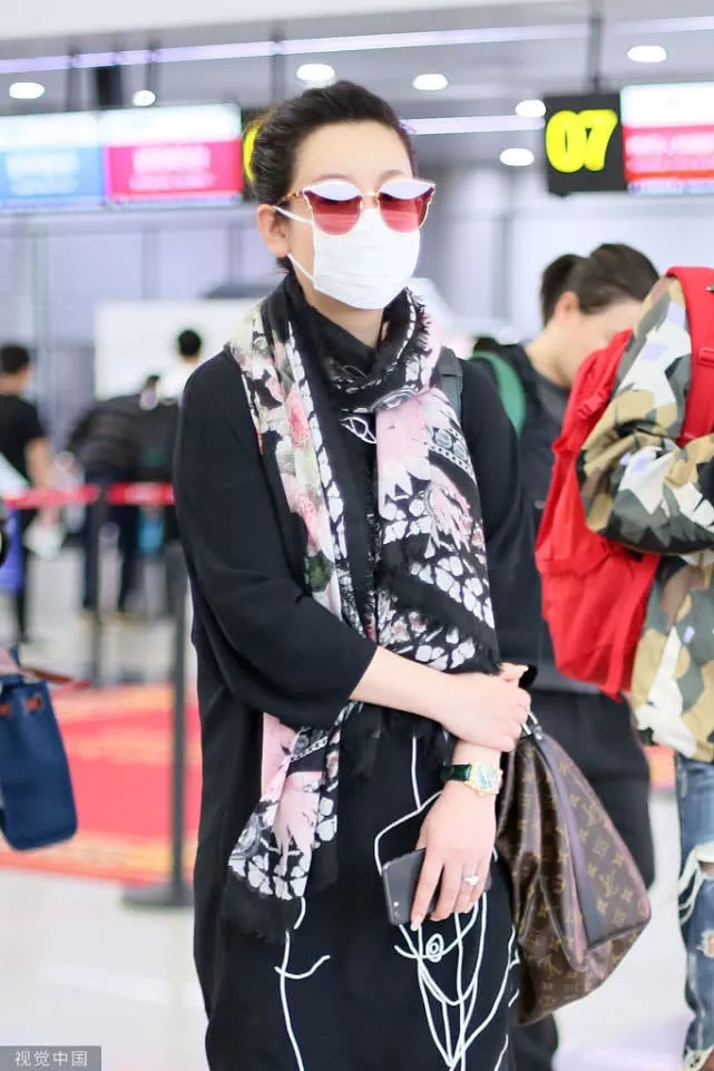 女神这样穿！秦海璐连衣裙加了它大有不同 点缀彩色墨镜超吸睛