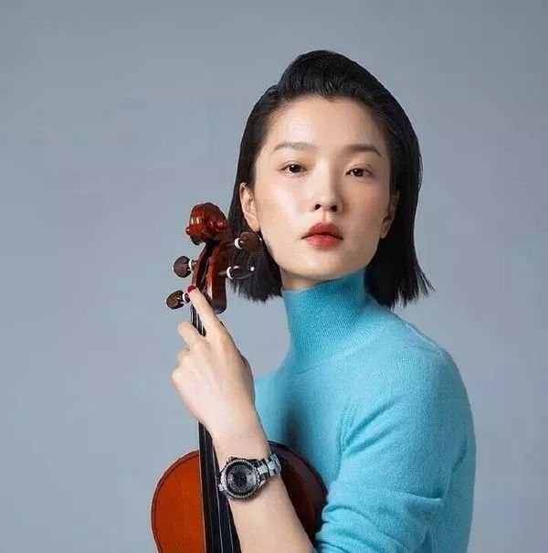 大家心目中的文艺女神虽然是内牛五方脸，但下唇暗藏着小心机