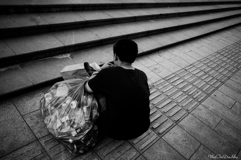 一个拾荒的人黑白摄影线条非常重要因为结构的线条形成了黑白光影就在照片上面画画一样