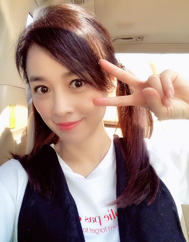 夫妻变祖孙！张婷老公被认成奶奶 隐约透着一股慈祥气息是怎么回事？