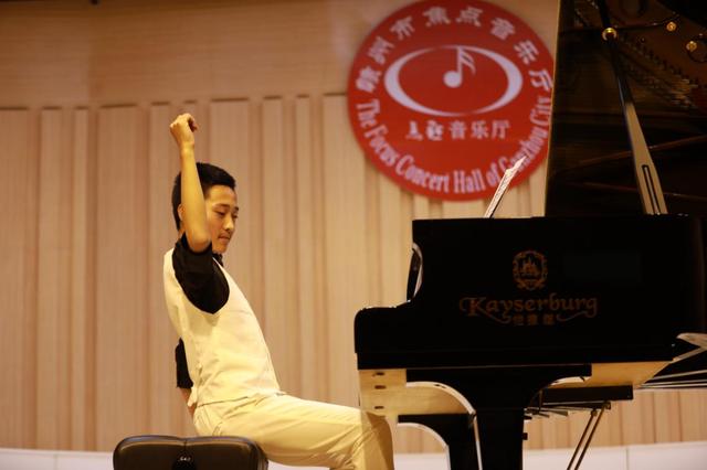 王涵钢琴音乐会大获成功，5天的眼泪和他的“疯子恩师”
