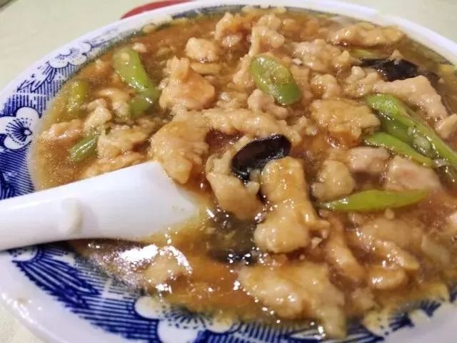 "来碗白米饭,要盘过油肉,配上葱姜蒜,越吃越喜欢",大