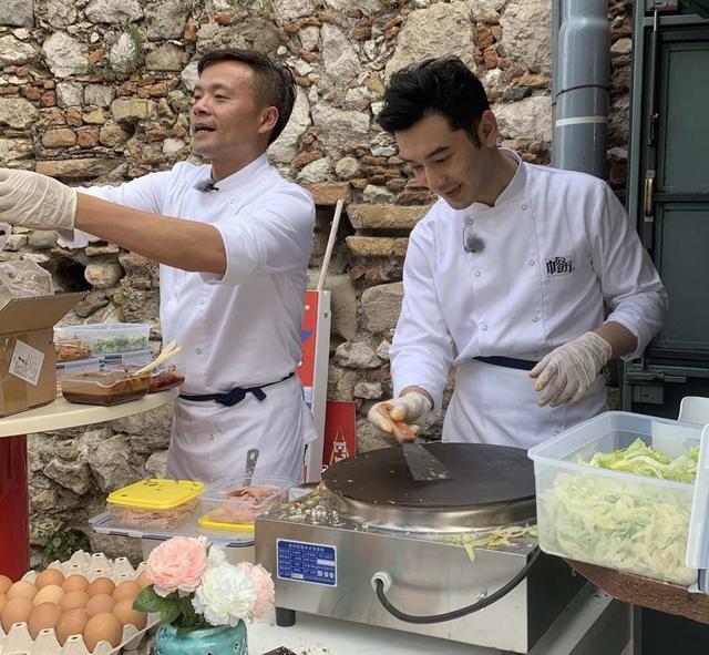 网友意大利偶遇《中餐厅》录制 黄晓明杨紫王俊凯街头合力搬桌子