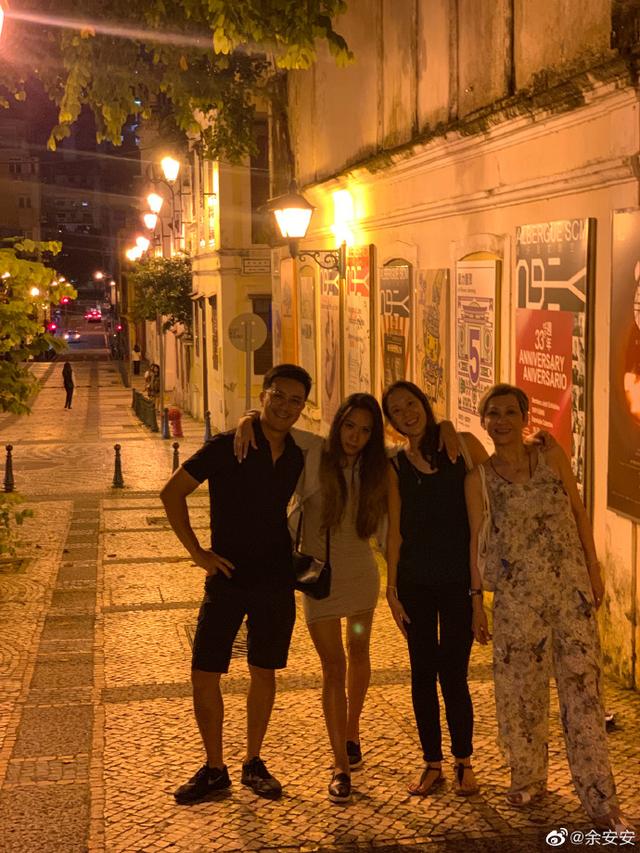 周润发59岁前妻晒游玩照，穿吊带泳装身材不输两女儿