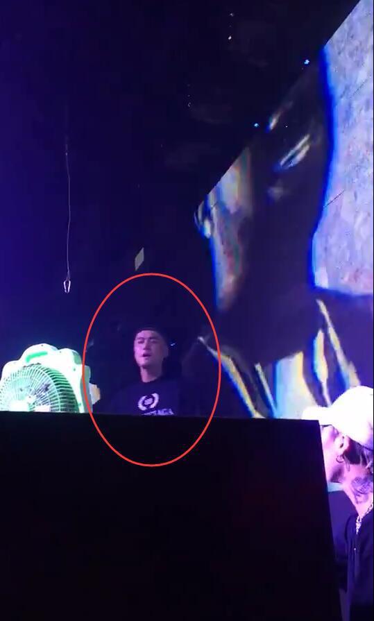 蒋劲夫现身酒吧化身DJ，放弃身材管理的他胖到认不出
