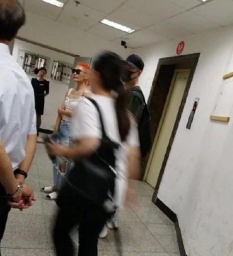 心疼！女星为了他与公司解约，生女后复出艰难，结婚一年就离婚