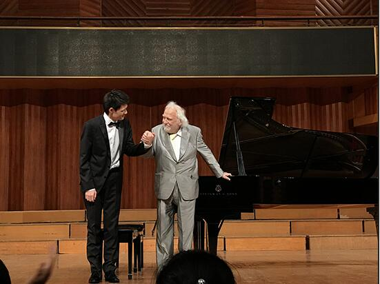出版诗集的00后青年钢琴家鞠小夫将在北京举办音乐会