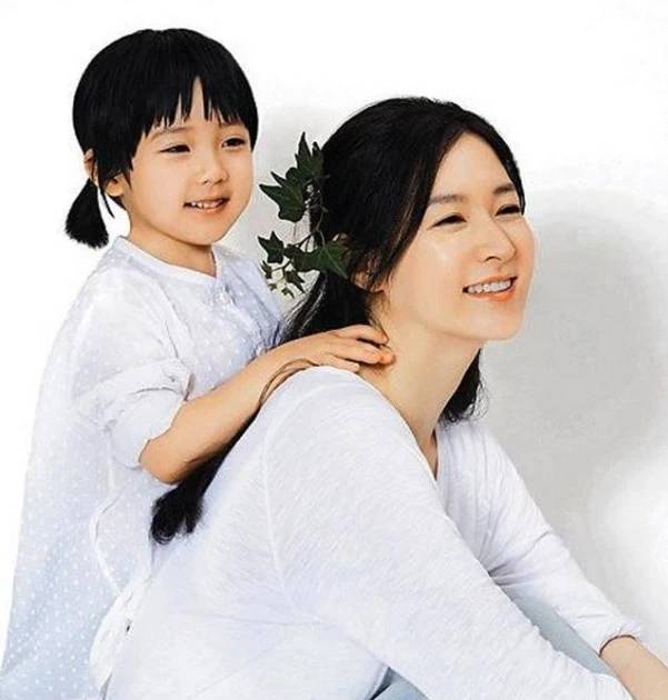 48岁李英爱带8岁女儿看舞台剧 女儿俏皮比剪刀手