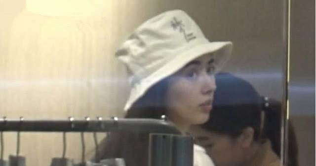 郭碧婷向佐恩爱现身香港街头，手牵手逛名店眼里只有对方