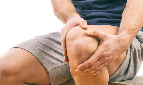 膝关节为什么会发出响声？若何制止患上关节炎呢？（膝盖关节响声）