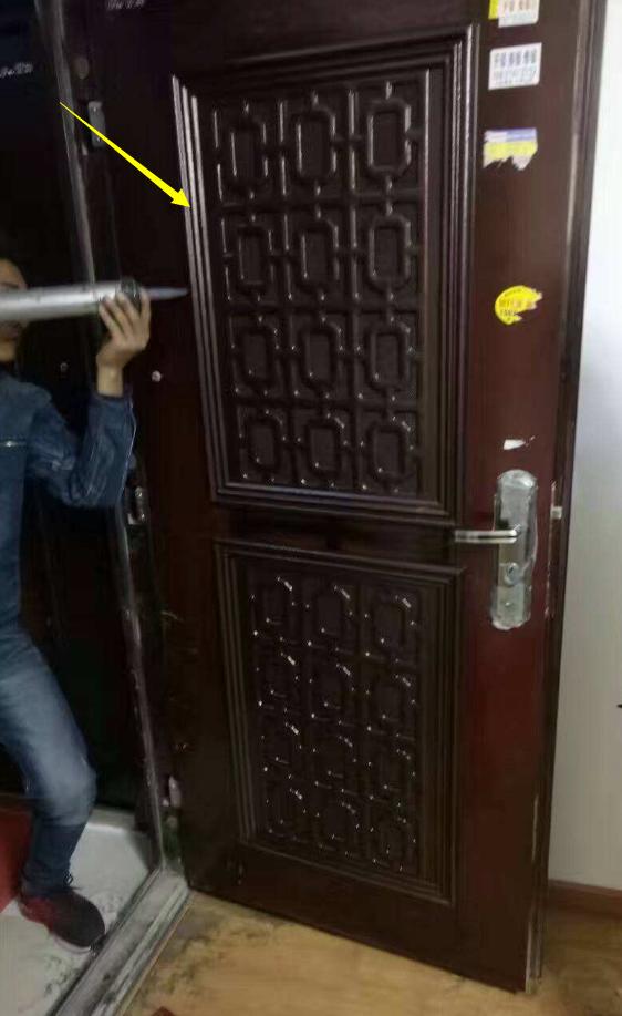 户型小南北不通透,防盗门上开个洞!安装师傅:给500块我都不做