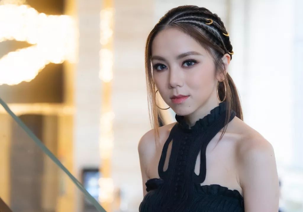 普通的发型上增加了一些编发技巧的改良款在马尾辫里编上几束小麻花辫