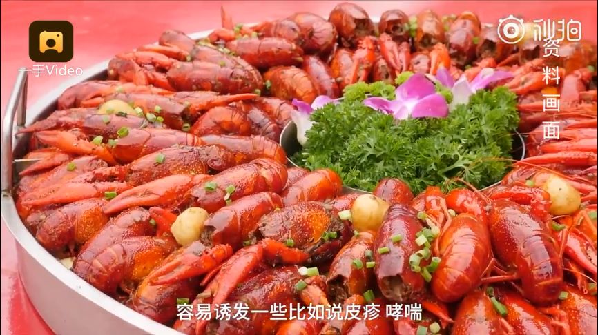 小龙虾可诱发过敏性鼻炎,过敏性皮炎,过敏体质者不宜多吃.