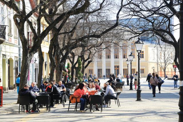 塞尔维亚最神秘的艺术小城,一半居民说外语,地标建筑是“混血”