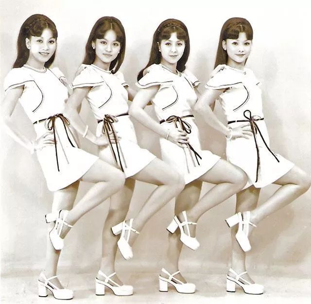 三任太太,四个女儿,一辈子活在女人堆里的郑少秋幸福吗?