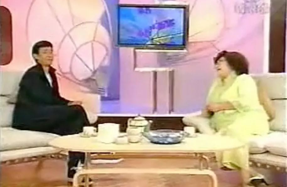 三任太太,四个女儿,一辈子活在女人堆里的郑少秋幸福吗?