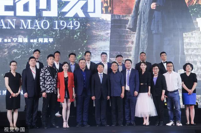 知性美！秦岚穿搭玩“红与黑”大秀美腿 在线诠释女神优雅气质