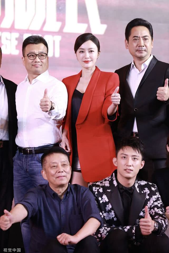 知性美！秦岚穿搭玩“红与黑”大秀美腿 在线诠释女神优雅气质