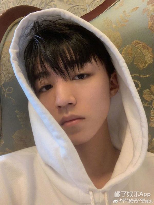 百度知道向张艺兴道歉 杨丞琳不介意李荣浩眼睛小