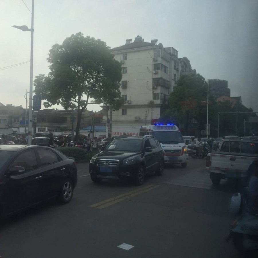 深思！靖江一辆120救护车被堵在十字路口！寒了谁的心？