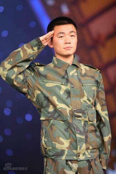 大明星敬军礼谁最标准?没想到竟是王宝强老师,与军队渊源颇深