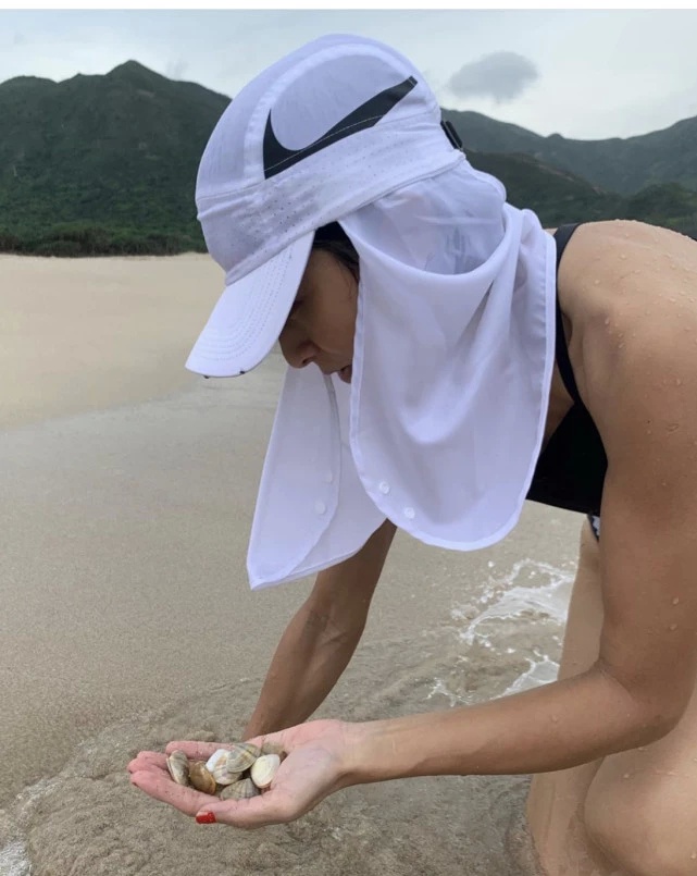 徐濠萦穿泳衣海边露营，胆子超大醒来就挖蚬吃