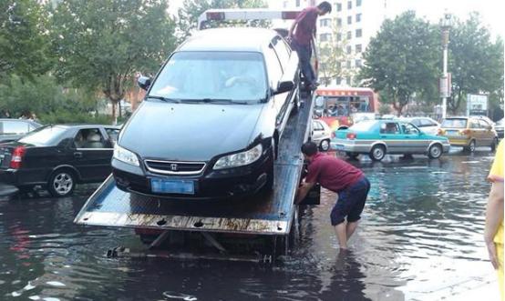 南方暴雨不断，车子停路边被水淹了，保险公司赔全款吗？