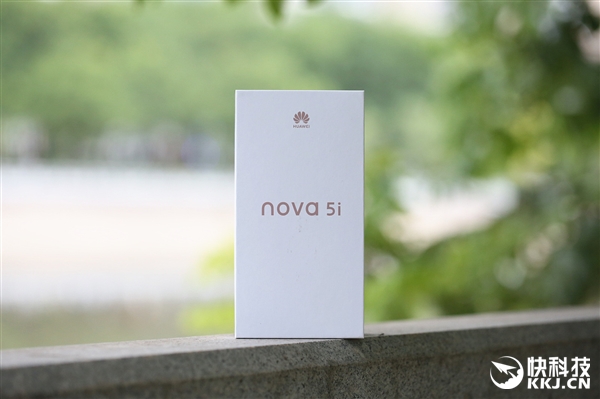 极点全面屏+AI四摄！华为nova5i开箱图赏