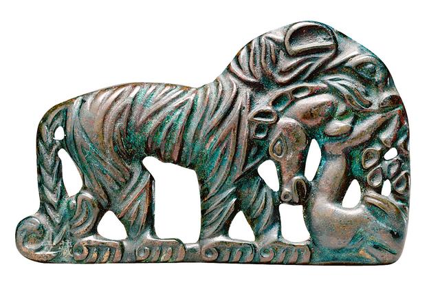 汉 虎食马牌饰 故宫博文物院藏
