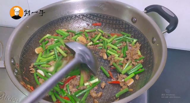 猪小肠这样做,味道不输猪大肠,香辣过瘾有嚼劲,没有一点异味