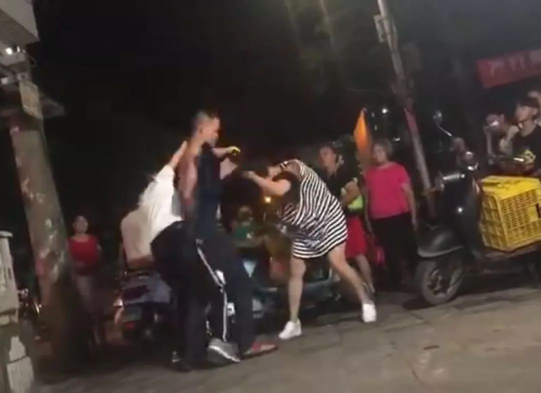 广西博白县人民公园大门口处2女1男扭打成团!
