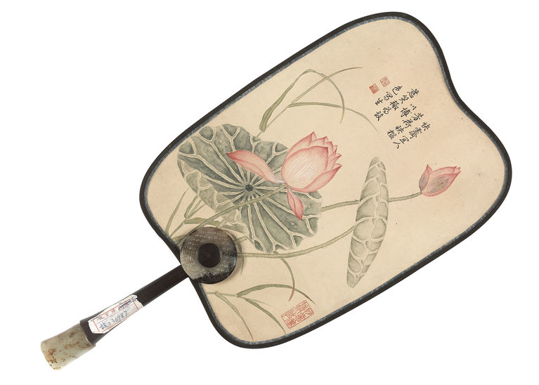 清乾隆二十七年 乾隆帝绘荷花图并书《恭奉皇太后御园赏荷诗》木柄团扇 故宫博物院藏 这里要单独提及的，是清代皇帝所钟爱的御笔书画扇。