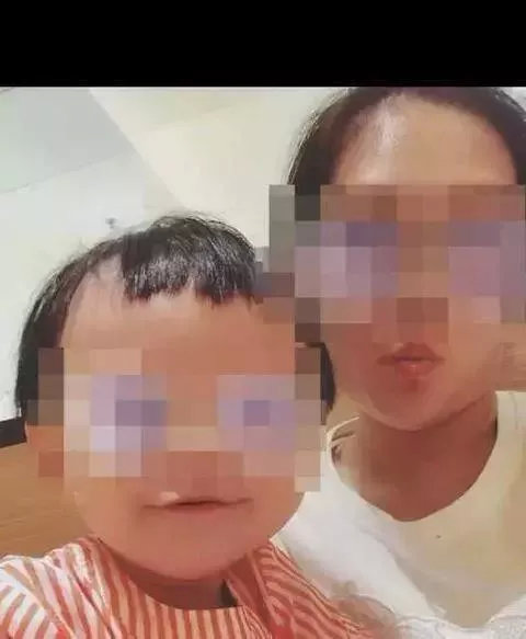 张洁和女儿的合照