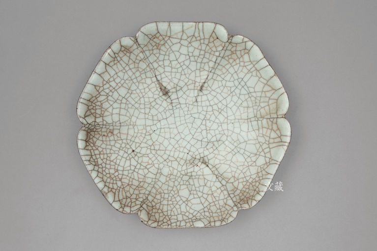 南宋 哥窑灰青釉葵花式盘 故宫博物院藏