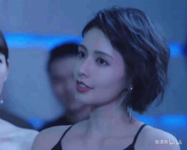 糊到全裸拍广告赚钱，剪短发后却神似邱淑贞