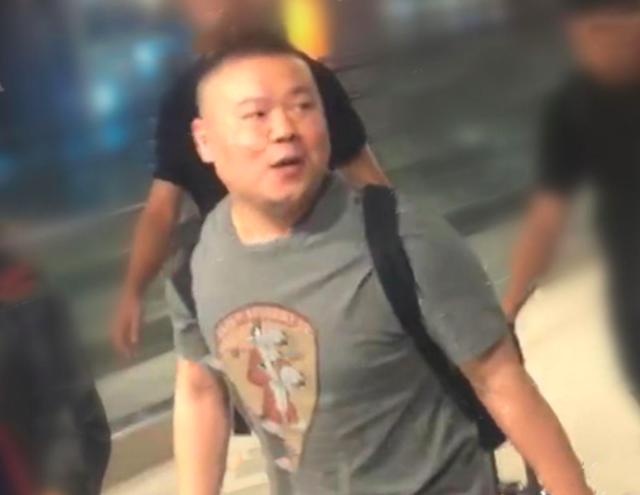 岳云鹏走路匆忙不忘对接机粉丝解释原因，却被吐槽太不文雅