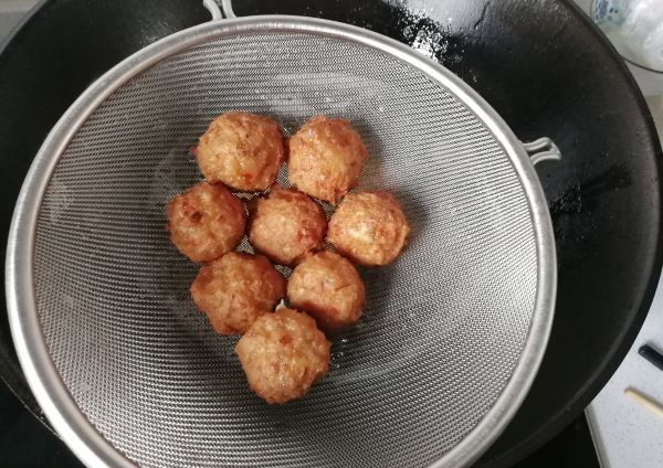 教你制作美味的芝士夹心肉丸子，香而不腻，一家人都说太好吃了