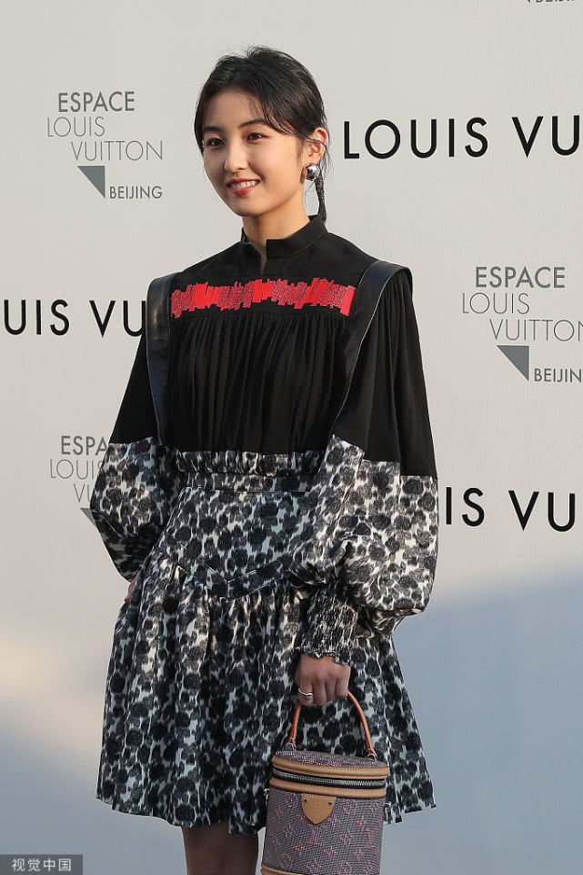 张子枫鬼马少女初长成，同岁的迪丽热巴、春夏比美谁更胜一筹？