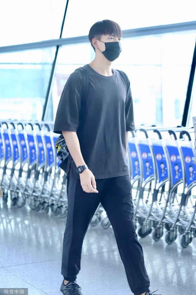 韩商言又帅了！李现黑装亮相酷劲足 潇洒迈步像极了爹系小男友