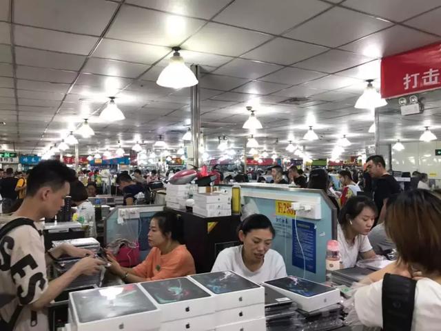 一台手机两分钟掉价上百，在华强北倒腾手机，比A股刺激多了