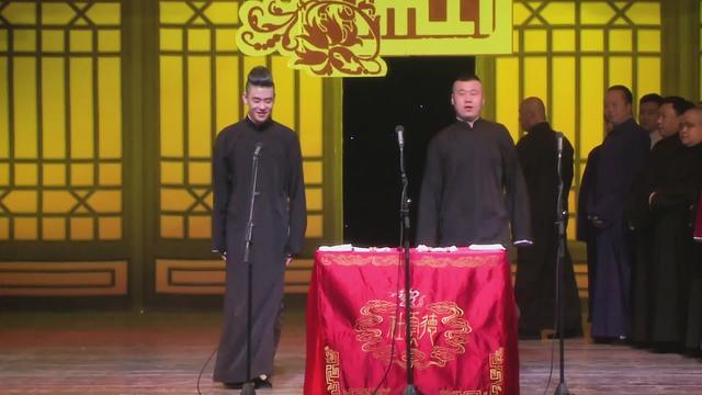 相声团体,现如今已经拥有400余位演员了,仔细观看历年德云社封箱舞台