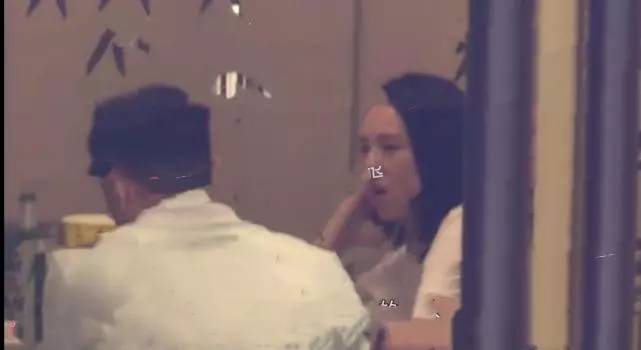 董璇被证实离婚后首公开露面 带女儿与黄海波聚会喝酒聊天心情好
