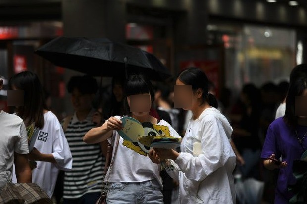 揭秘地铁上求扫码的真相：别人挣钱你担风险