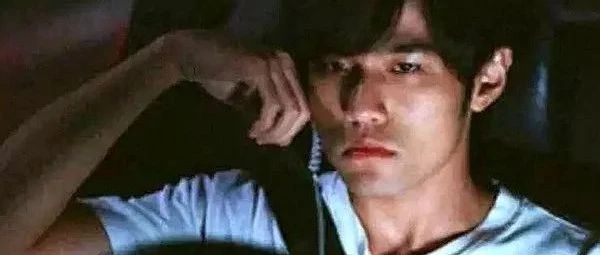 在《头文字D》里学的驾驶姿势，居然会被扣2分罚200