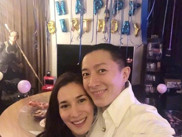 被曝登记结婚后，韩庚卢靖姗首次合体露面，女方无名指钻戒抢镜